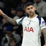 Cristian Romero ukazuje na hráča Spurs.