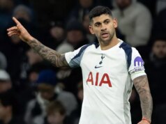 Cristian Romero mieri na šéfov Spurs so zúrivosťou na Instagrame, keď naráža na „klamstvá“. Cristian Romero ukazuje na hráča Spurs.