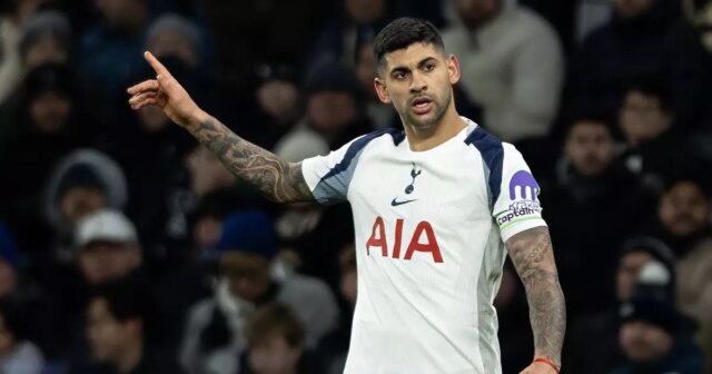 Cristian Romero mieri na šéfov Spurs so zúrivosťou na Instagrame, Cristian Romero ukazuje na hráča Spurs.