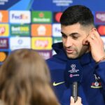 Cristian Romero z Tottenhamu Hotspur hovorí pre médiá po zápase fázy MD8 Ligy majstrov UEFA 2025/26 medzi Eintrachtom Frankfurt a Tottenhamom Hotspur na Frankfurt Stadion 28. januára 2026 vo Frankfurte nad Mohanom v Nemecku.