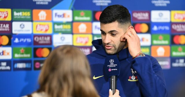 Cristian Romero z Tottenhamu Hotspur hovorí pre médiá po zápase fázy MD8 Ligy majstrov UEFA 2025/26 medzi Eintrachtom Frankfurt a Tottenhamom Hotspur na Frankfurt Stadion 28. januára 2026 vo Frankfurte nad Mohanom v Nemecku.