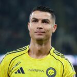 Cristiano Ronaldo z Al Nassr sa pozerá pred zápasom Saudi Pro League medzi Al Ahli a Al Nassr na štadióne Alinma 2. januára 2026 v Jeddah v Saudskej Arábii.