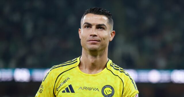 Cristiano Ronaldo z Al Nassr sa pozerá pred zápasom Saudi Pro League medzi Al Ahli a Al Nassr na štadióne Alinma 2. januára 2026 v Jeddah v Saudskej Arábii.