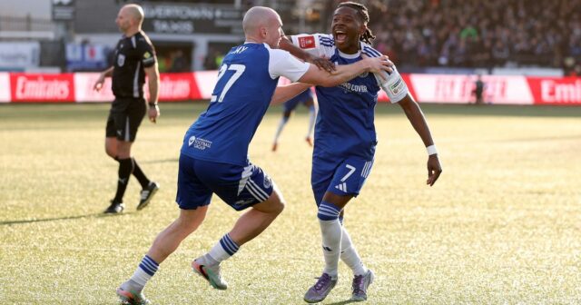 Isaac Buckley-Ricketts oslavuje gól za Macclesfield FC proti Crystal Palace