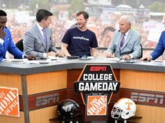 Dale Earnhardt Jr. reaguje na otázku fanúšikov Miami Hurricanes vyplatenú CFP vo výške 20 miliónov dolárov Dale Earnhardt Jr. (3) pred Cars Tour 2022 LMSC 125. Zdroj: Getty