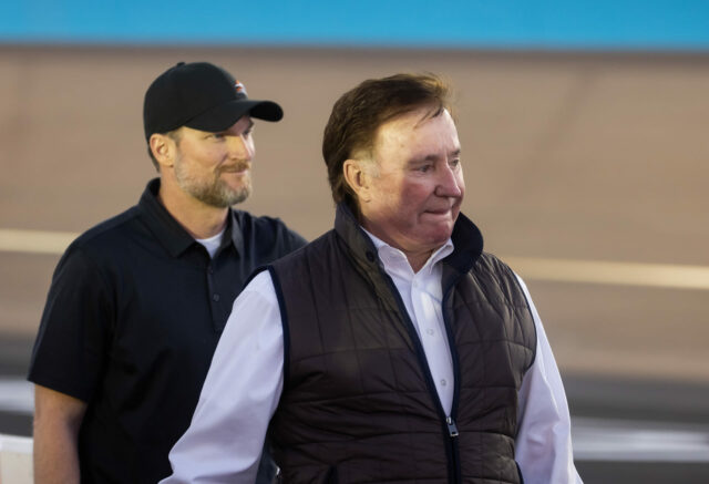 Dale Earnhardt Jr. sa rozplakal do Steva Phelpsa za „nie Dale Earnhardt Jr. sa rozplakal do Steva Phelpsa za „nie cool“ komentáre k Richardovi Childressovi