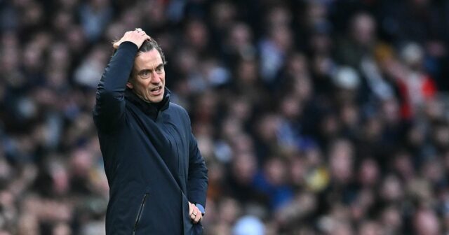 Thomas Frank, manažér Tottenhamu Hotspur, vyzerá skľúčene počas zápasu Premier League medzi Tottenham Hotspur a West Ham United na štadióne Tottenham Hotspur 17. januára 2026 v Londýne v Anglicku.