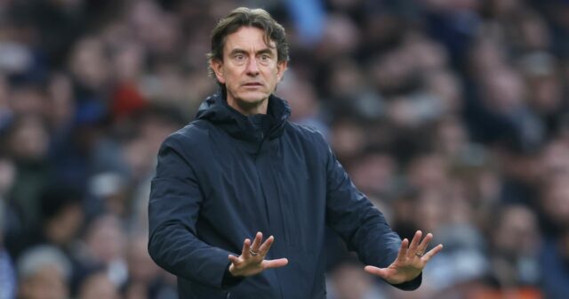 Thomas Frank počas zápasu Premier League medzi Tottenhamom Hotspur a West Hamom United na štadióne Tottenhamu Hotspur. 