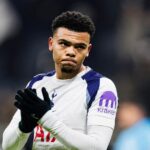 Dane Scarlett počas zápasu MD8 fázy Ligy majstrov UEFA 2025/26 medzi Eintrachtom Frankfurt a Tottenhamom Hotspur.