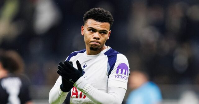 Dane Scarlett počas zápasu MD8 fázy Ligy majstrov UEFA 2025/26 medzi Eintrachtom Frankfurt a Tottenhamom Hotspur.