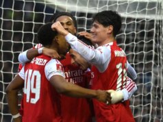 Ďalších päť zápasov Arsenalu v porovnaní s Man City a Liverpoolom pred súbojom s Chelsea Gabriel Martinelli z Arsenalu oslavuje so svojimi spoluhráčmi po strelenom góle