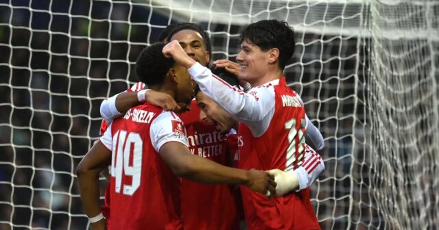 Ďalších päť zápasov Arsenalu v porovnaní s Man City a Gabriel Martinelli z Arsenalu oslavuje so svojimi spoluhráčmi po strelenom góle