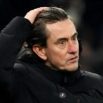 Hlavný tréner Spurs Thomas Frank s rukou na hlave