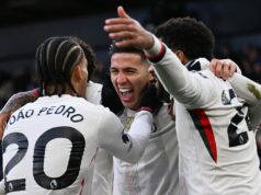 Ďalšie zápasy Chelsea v porovnaní s Liverpoolom a Man Utd po výhre 3:1 Crystal Palace Enzo Fernandez z Chelsea oslavuje so svojimi spoluhráčmi