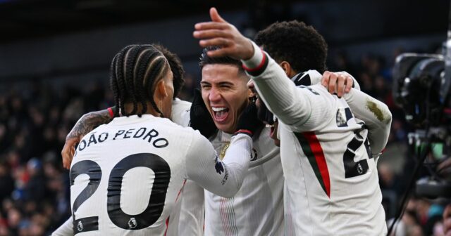 Enzo Fernandez z Chelsea oslavuje so svojimi spoluhráčmi