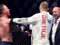 Dana White sa vrátil k nároku Justina Gaethjeho na UFC: „Ponúkli mu viac peňazí“ Justin Gaethje (vľavo) s trénerom Trevorom Wittmanom a prezidentom UFC Danom Whiteom v roku 2020 (Getty)