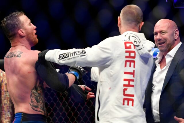 Dana White sa vrátil k nároku Justina Gaethjeho na UFC: Justin Gaethje (vľavo) s trénerom Trevorom Wittmanom a prezidentom UFC Danom Whiteom v roku 2020 (Getty)