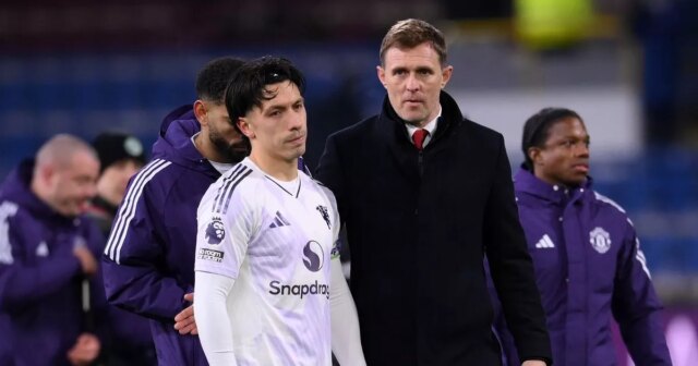 Darren Fletcher dostal rýchlokurz Man Utd, ako dal jasne najavo Darren Fletcher, dočasný manažér Manchestru United, komunikuje s Lisandrom Martinezom po remíze v Burnley