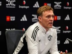 Darren Fletcher posiela jasný odkaz ikonám Man Utd po úniku WhatsApps Dočasný hlavný tréner Manchestru United Darren Fletcher počas tlačovej konferencie na Carrington Training Ground.