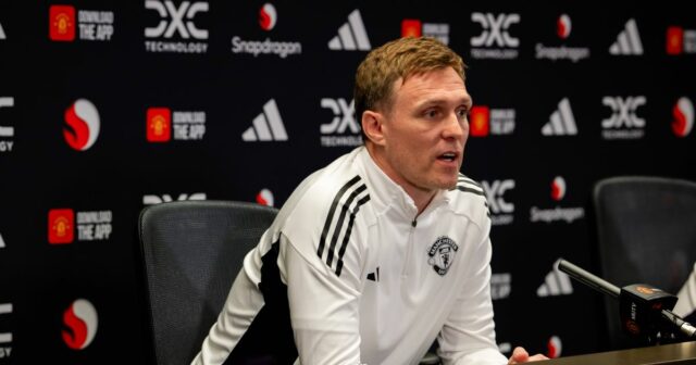 Darren Fletcher posiela jasný odkaz ikonám Man Utd po úniku Dočasný hlavný tréner Manchestru United Darren Fletcher počas tlačovej konferencie na Carrington Training Ground.