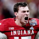 Fernando Mendoza hodil päť touchdown prihrávok, keď Indiana Hoosiers rozdrvila Oregon Ducks