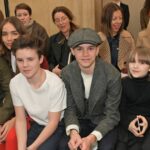 Brooklyn Beckham, Hana Cross, Cruz Beckham, Romeo Beckham, Harper Beckham a David Beckham sa zúčastňujú prehliadky Victorie Beckham počas London Fashion Week