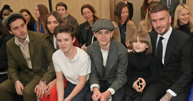 Brooklyn Beckham, Hana Cross, Cruz Beckham, Romeo Beckham, Harper Beckham a David Beckham sa zúčastňujú prehliadky Victorie Beckham počas London Fashion Week
