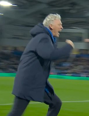 David Moyes zúri na funkcionárov za to, že zabíjali radosť David Moyes udrel do funkcionárov po tom, čo dostal trest za oslavu gólu Evertonu z 97. minúty