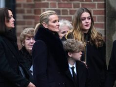 Dcéra Gabby Logan necháva návštevníkov pohrebu v slzách, keď plní požiadavku Terryho Yoratha Gabby Logan a jej rodina v formálnom oblečení stoja pred tehlovou stenou na pohrebe Terryho Yoratha.