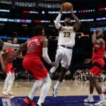 Deandre Ayton má veľkú noc, keď Lakers prebehnú okolo Raptors