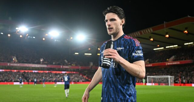 Declan Rice of Arsenal pije z fľaše pred zápasom Premier League medzi Nottingham Forest a Arsenal na City Ground 17. januára 2026 v Nottinghame v Anglicku.