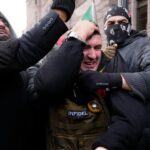 Demonštrácia proti ICE vyhnala amerického krajne pravicového ovplyvňovateľa Jakea Langa v Minneapolise | Správy o protestoch