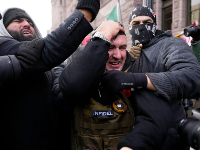 Demonštrácia proti ICE vyhnala amerického krajne pravicového ovplyvňovateľa Jakea Langa v Minneapolise | Správy o protestoch
