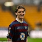 Anthony Gordon pred nedeľňajším súbojom s Wolves využíva svoj nový ostrejší trim – no v jeho hre stále nebola žiadna špička