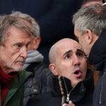 Menšinový akcionár Manchestru United Sir Jim Ratcliffe, generálny riaditeľ Omar Berrada (v strede) a technický riaditeľ Jason Wilcox