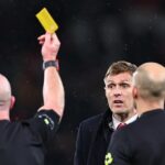 Tréner Man United Darren Fletcher dostal žltú kartu za pozápasové protesty voči rozhodcovi Simonovi Hooperovi po porážke jeho tímu od Brightonu.