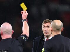 Dočasný šéf Angry Man United Darren Fletcher konfrontuje funkcionárov po skľučujúcej porážke Man United – naráža na „zlé rozhodovanie“ Tréner Man United Darren Fletcher dostal žltú kartu za pozápasové protesty voči rozhodcovi Simonovi Hooperovi po porážke jeho tímu od Brightonu.
