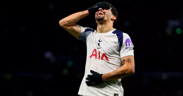 Dominic Solanke oslavuje po strelení gólu počas zápasu Ligy majstrov medzi Tottenhamom Hotspur a Borussiou Dortmund