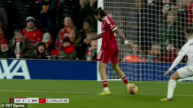 Dominik Szoboszlai obvinený z nedostatku „rešpektu“ zúrivým manažérom Barnsley po Dominik Szoboszlai z Liverpoolu bol obvinený z „nedostatku rešpektu“ za jeho chybu proti Barnsleymu.