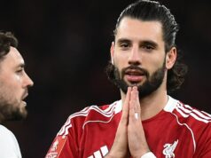 Dominik Szoboszlai sa ospravedlňuje po tom, čo bol po chybe Liverpoolu označený za „neúctivého“. Dominik Szoboszlai počas víťazstva Liverpoolu v FA Cupe nad Barnsley na Anfielde