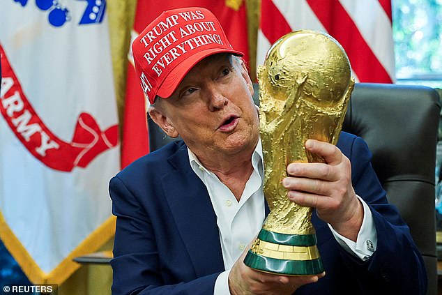 Donald Trump riskuje bojkot majstrovstiev sveta, keďže šéf nemeckého futbalu Americký prezident Donald Trump čelí možnosti bojkotu majstrovstiev sveta 2026, ktoré sa budú konať na americkej pôde spolu s Kanadou a Mexikom