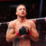 LAS VEGAS, NEVADA - 5. DECEMBER: (LR) Súperi Justin Gaethje a Paddy Pimblett sa proti sebe postavili počas sezónnej tlačovej konferencie UFC It's On v T-Mobile Arene 5. decembra 2025 v Las Vegas v Nevade. (Foto Chris Unger/Zuffa LLC)