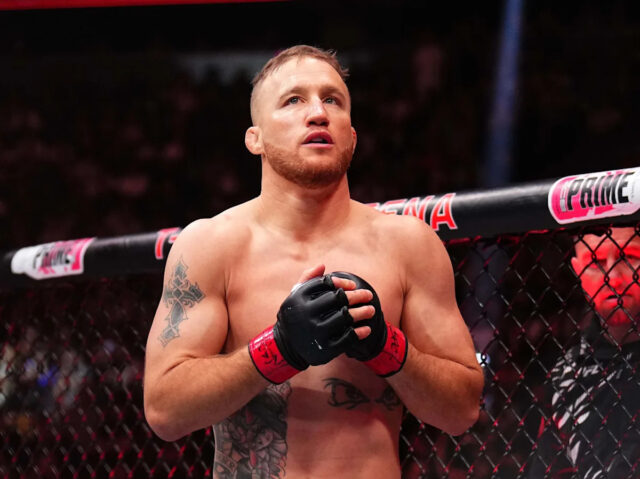 LAS VEGAS, NEVADA - 5. DECEMBER: (LR) Súperi Justin Gaethje a Paddy Pimblett sa proti sebe postavili počas sezónnej tlačovej konferencie UFC It's On v T-Mobile Arene 5. decembra 2025 v Las Vegas v Nevade. (Foto Chris Unger/Zuffa LLC)
