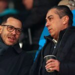 Anglický hlavný tréner Chelsea Liam Rosenior (C) rokuje s majiteľom Chelsea, americkým obchodníkom Behdadom Eghbalim pred zápasom anglickej Premier League medzi Fulhamom a Chelsea v Craven Cottage v Londýne 7. januára 2026.