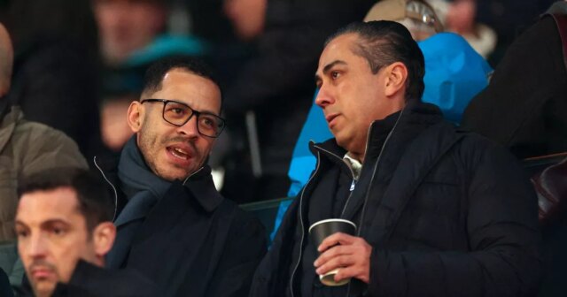 Anglický hlavný tréner Chelsea Liam Rosenior (C) rokuje s majiteľom Chelsea, americkým obchodníkom Behdadom Eghbalim pred zápasom anglickej Premier League medzi Fulhamom a Chelsea v Craven Cottage v Londýne 7. januára 2026.