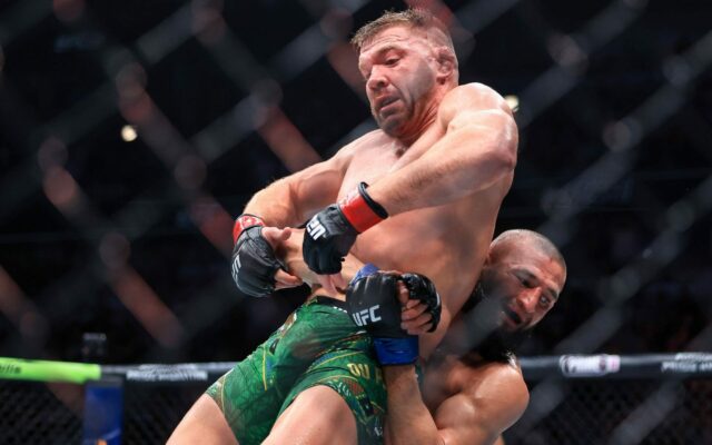 Dricus du Plessis tvrdí, že sa "nudil" počas súboja o titul Khamzat Chimaev na UFC 319
