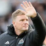 Eddie Howe, manažér Newcastle United, máva na fanúšikov pred zápasom Premier League medzi Newcastle United a Nottingham Forest v St James' Park 5. októbra 2025 v Newcastle upon Tyne v Anglicku.