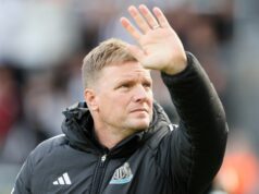 „Dúfal by som, že Eddie Howe by odolal Man Utd – ale stále je to šanca raz za kariéru.“ Eddie Howe, manažér Newcastle United, máva na fanúšikov pred zápasom Premier League medzi Newcastle United a Nottingham Forest v St James' Park 5. októbra 2025 v Newcastle upon Tyne v Anglicku.