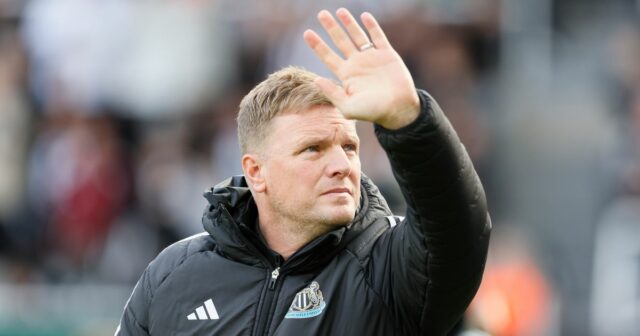 Eddie Howe, manažér Newcastle United, máva na fanúšikov pred zápasom Premier League medzi Newcastle United a Nottingham Forest v St James' Park 5. októbra 2025 v Newcastle upon Tyne v Anglicku.
