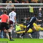 Náhradník Craig Gordon predviedol svoj úžasný čas na prestávku, aby získal Hearts životne dôležité víťazstvo